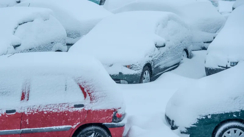 Zasněžené automobily v Jablonci nad Nisou