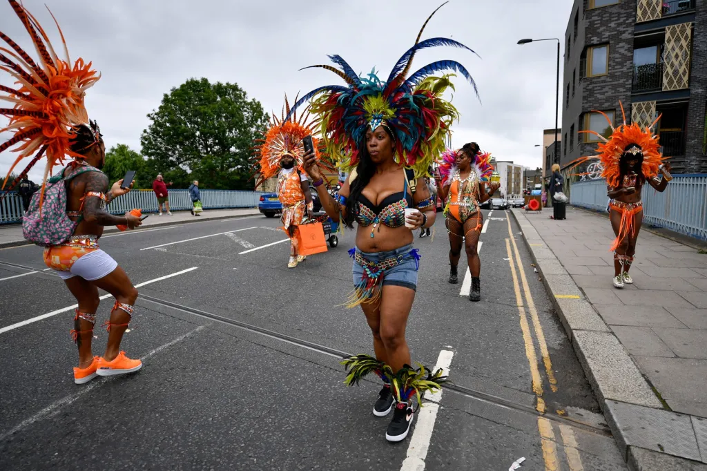 Karneval Notting Hill v Londýně se v roce 2021 nekoná. Z obav o šíření onemocnění covid-19 jeho přípravy přerušili samotní pořadatelé. Několik fanoušků se ale do londýnských ulic vydalo slavit