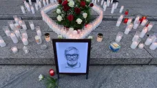 Pietní místo před hotelem Thermal v Karlových Varech na památku Jiřího Bartošky