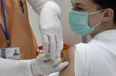 K očkování se od úterý budou moci registrovat i pětačtyřicátníci, rada vlády schválila urychlení o den
