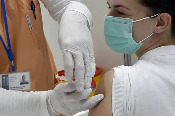 K očkování se od úterý budou moci registrovat i pětačtyřicátníci, rada vlády schválila urychlení o den