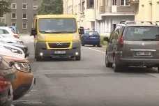 Aby se auta vůbec vyhnula. Nové značení na pardubickém náměstí vyvolalo kritiku