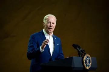 Pokud ve volbách vyhrají demokraté, zakážeme prodej útočných pušek, slíbil Biden