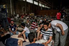 Řecká pobřežní stráž podle svědků házela migranty přes palubu