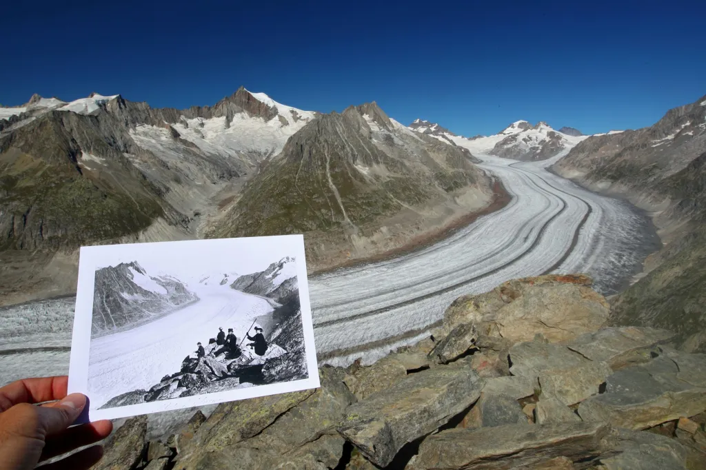 Na stejném místě u ledovce Aletsch ukazuje jeden z výzkumníků v září 2019 kopii snímku, který je 130 let starý. Fieschertal ve Švýcarsku