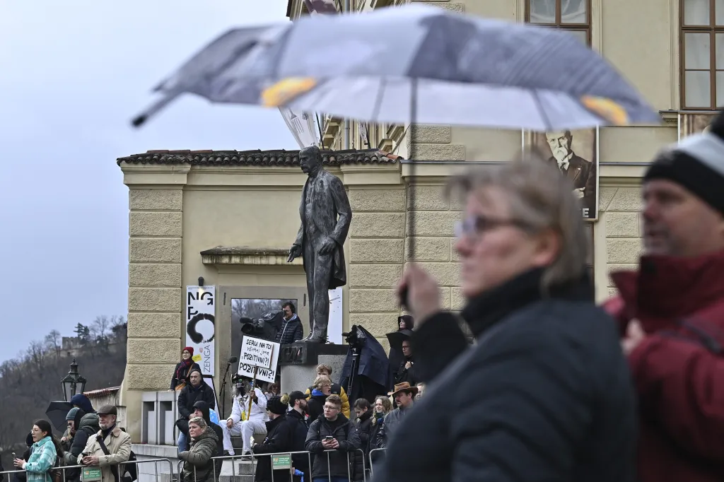 Lidé čekají u pomníku TGM