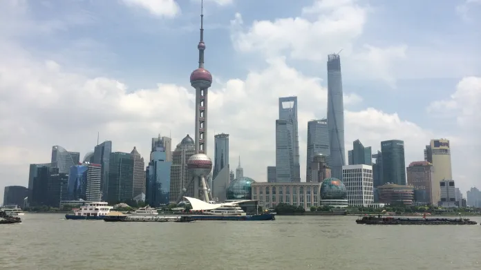 Panorama Šanghaje s proslulým "otvírákem lahví"
