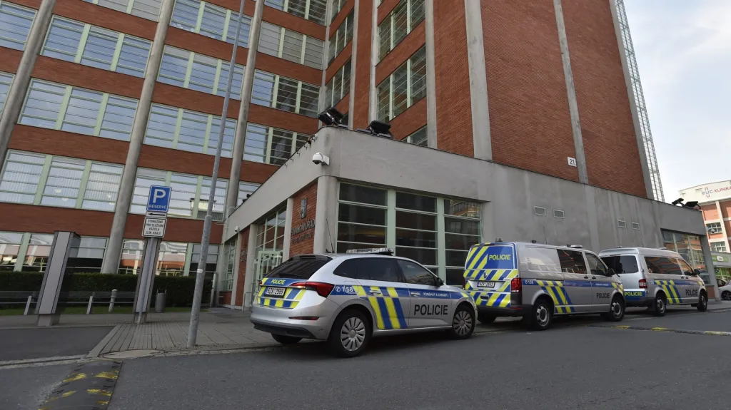 Policie u budovy krajského úřadu