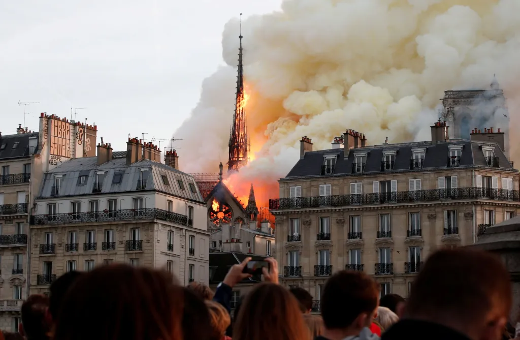 Z Notre-Dame začínají po ničivém požáru sundavat poškozené lešení