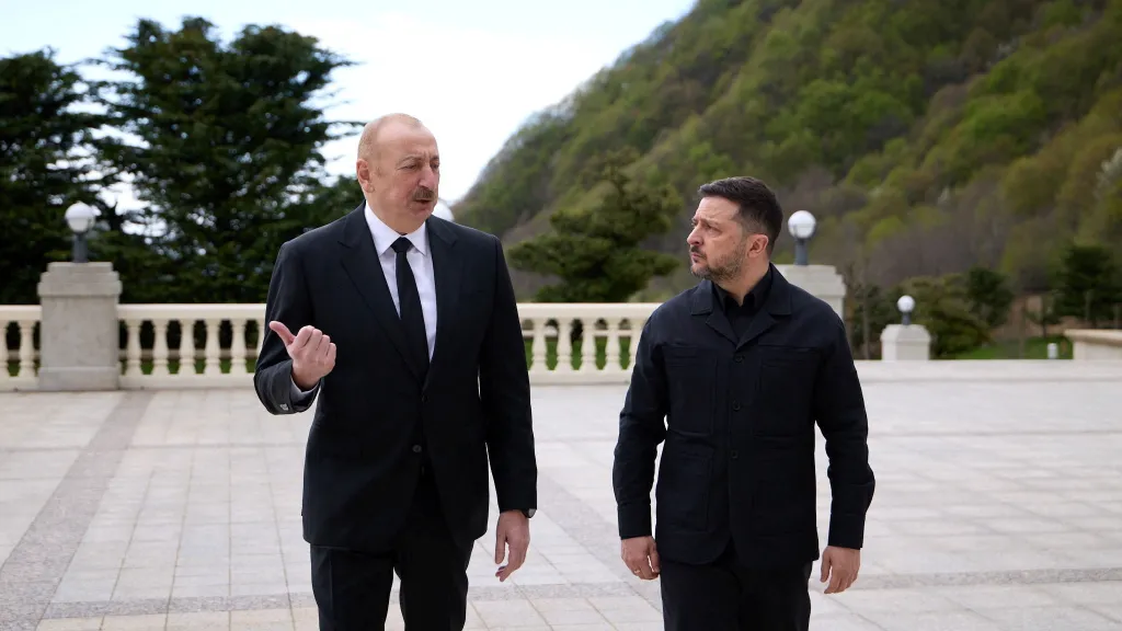 Prezidenti Ázerbájdžánu a Ukrajiny Ilham Alijev a Volodymyr Zelenskyj v ázerbájdžánském městě Gabala