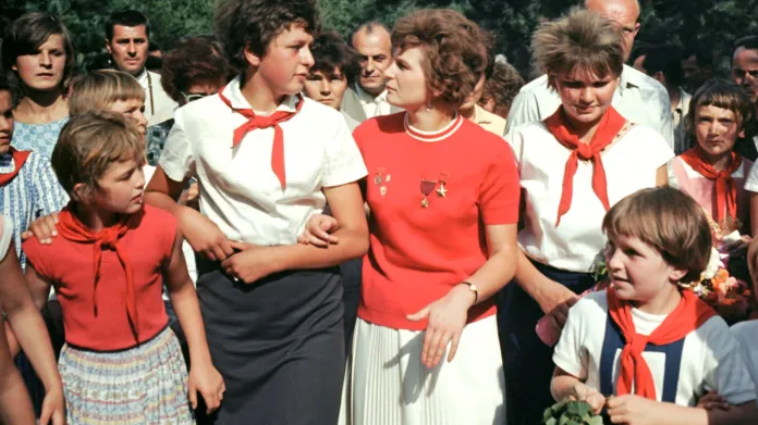 Valentina Těreškovová s pionýry