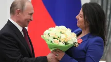 Margarita Simonjanová přebírá od Vladimira Putina Řád Alexandra Něvského