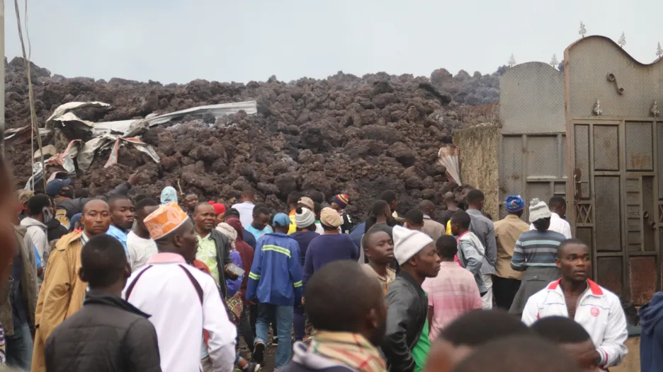 Obyvatelé předměstí Gomy zjišťují rozsah škod, způsobených lávou
