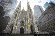 V newyorské katedrále zatkli muže s nádobami plnými benzinu, podpalovačem a zapalovači