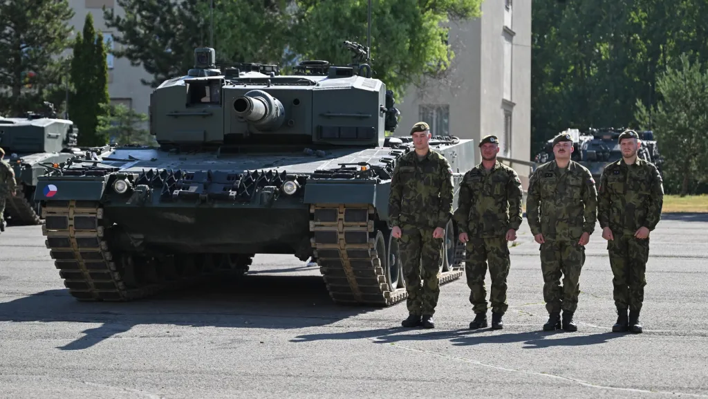 Převzetí posledního tanku Leopard 2 A4 u 73. tankového praporu