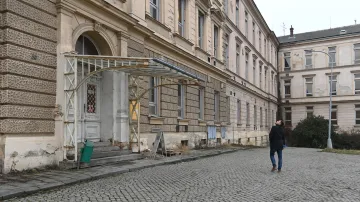 Ve Fakultní nemocnici Olomouc začalo bourání budovy Franz Josef