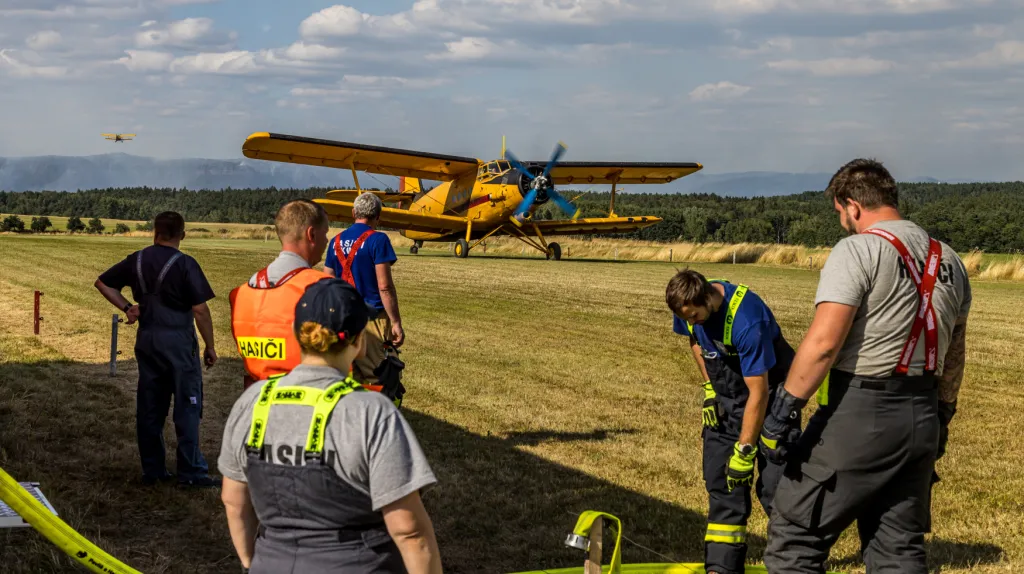 S hašením požárů v Českém Švýcarsku začaly ve čtvrtek pomáhat také letouny poskytnuté italskými hasiči Canadair CL-415