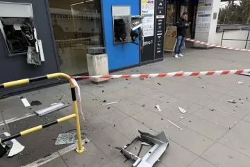 V Praze někdo vykradl dva bankomaty, poničil je nejspíš výbušninou