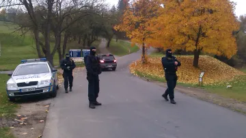 Policisté uzavřeli okolí Hotelu Lázně Kostelec u Zlína