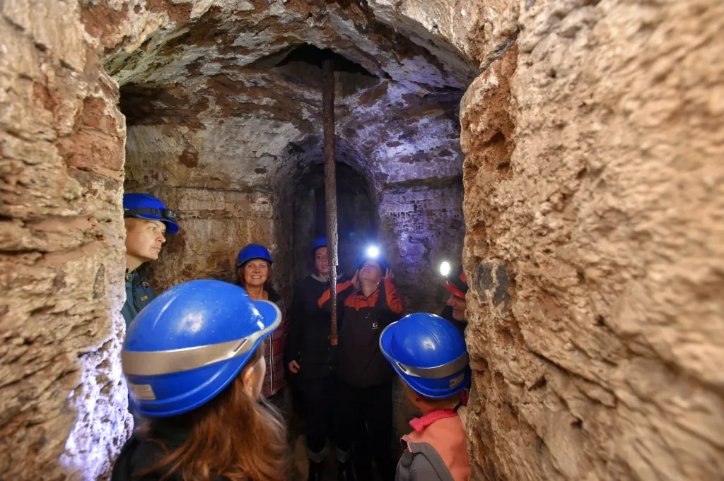 Podle speleologa se v podzemí při archeologických průzkumech v druhé polovině minulého století našly i dubové kůly