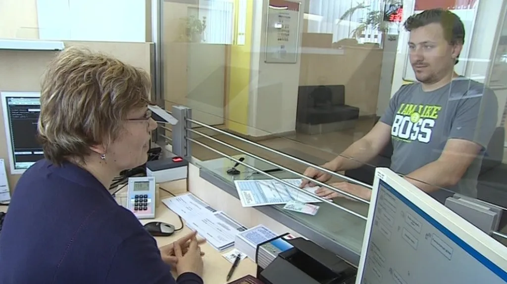 Po osmdesátihodinovém kurzu mají úředníci základy znakového jazyka