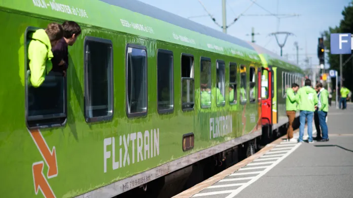 Značka Flixtrain – podobně jako Flixbus v autobusové dopravě – zastřešuje více soukromých dopravců, kteří dříve jezdili samostatně. Patří k nim Hamburg-Köln-Express i Locomore, který patří do skupiny Leo Express.