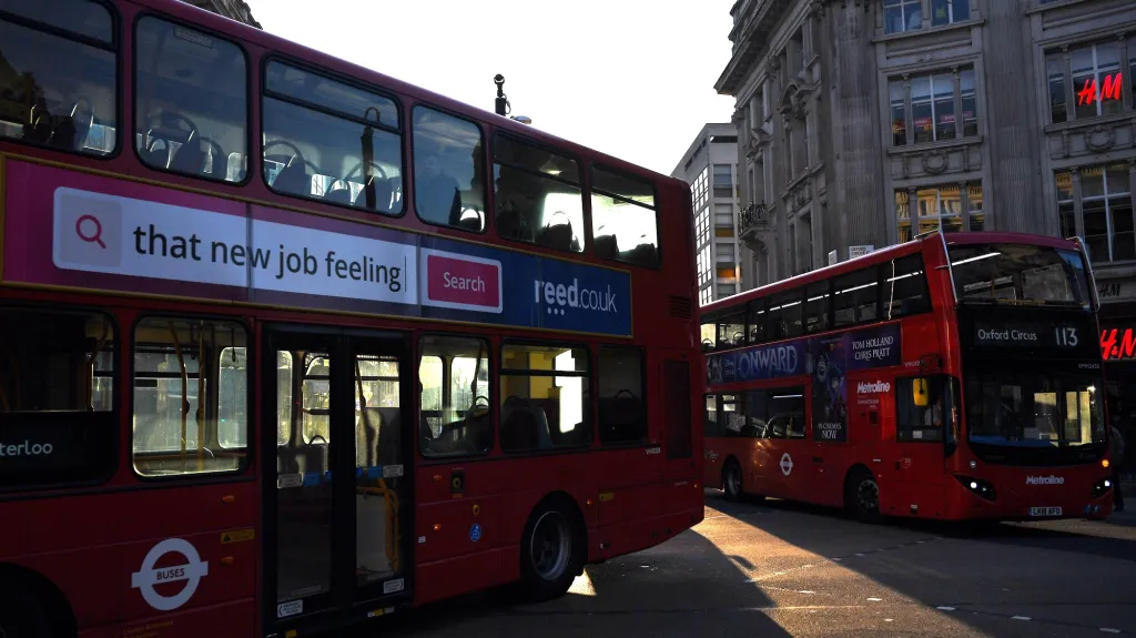 Téměř prázdné autobusy v Londýně