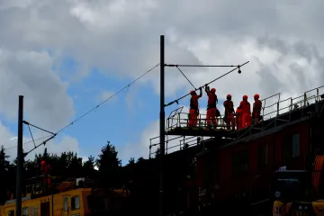 Porucha trakčního vedení omezuje vlaky na trati mezi Chebem a Chomutovem