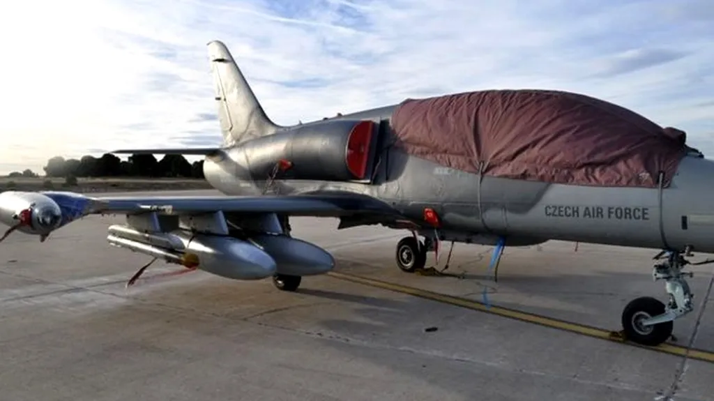 Poškozený letoun L-159 po srážce se supem