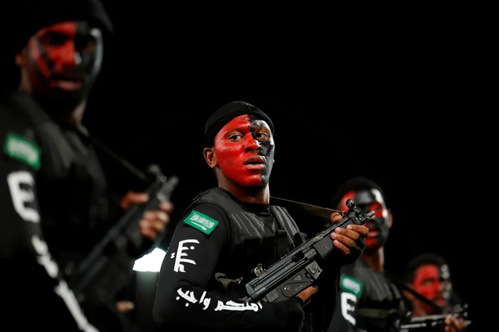 Saúdské bezpečnostní složky se účastnily vojenské přehlídky v době příchodu poutníků do města Mekky