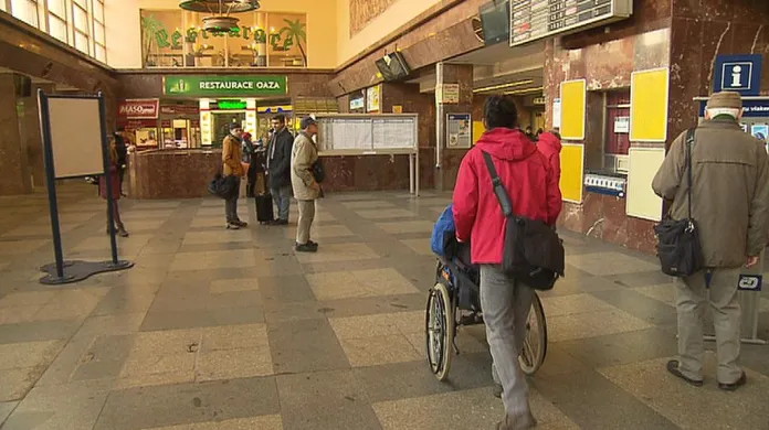 Smíchovské nádraží vozíčkáři moc často nevyužívají