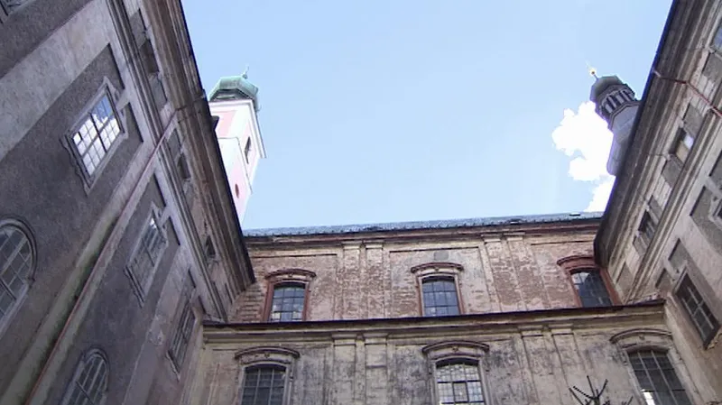 Asi čtyři pětiny broumovského kláštera na opravu stále čekají
