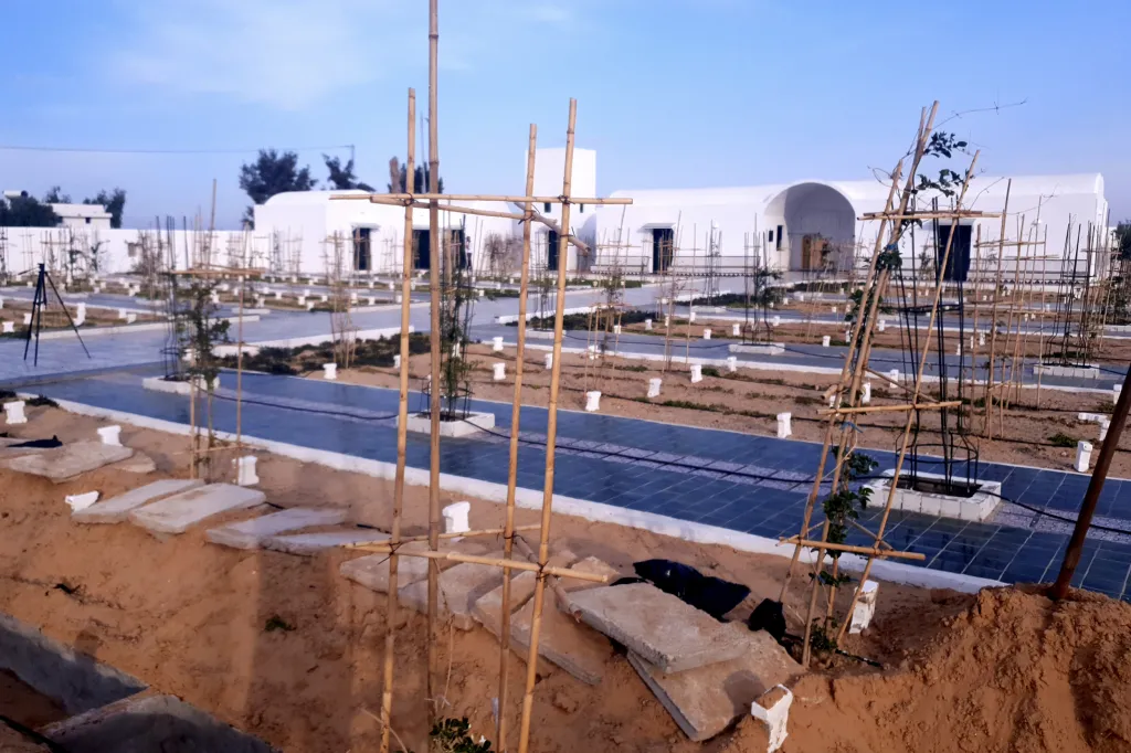 Pietní místo s pomníkem bylo nedávno vysvěceno a umělec ho nazval Jardin d'Afrique (Zahrada Afriky)