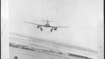 Podobný pohled se naskytl poručíku Hoelscherovi při útoku na Me 262 25. dubna 1945 nad Prahou