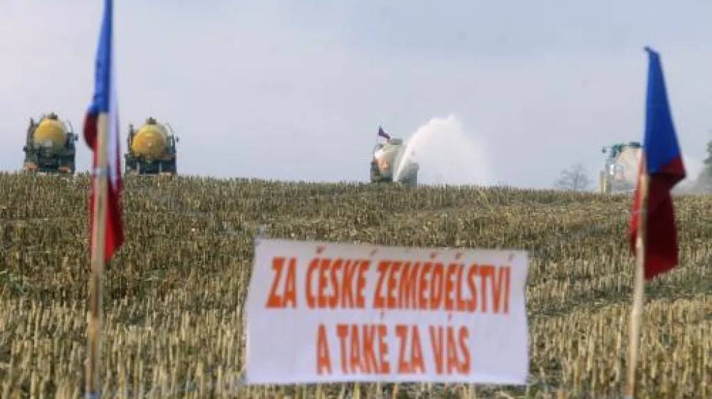 Vylévání mléka na pole