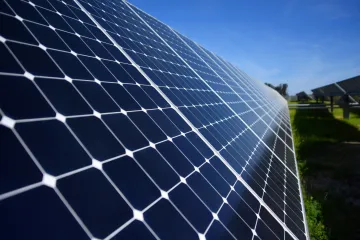 Solární parky v horách jsou mnohem efektivnější než ty v nížinách, popsali vědci ze Švýcarska