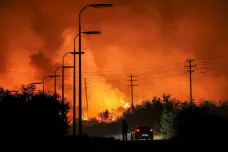 Středomoří dál bojuje s lesními požáry, v Řecku hoří muniční sklad