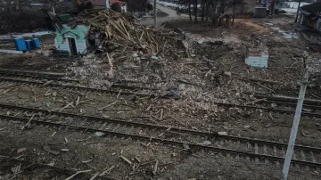 Ilustrační foto - železniční stanice Ochtyrka v Sumské oblasti po leteckém útoku (březen 2022)