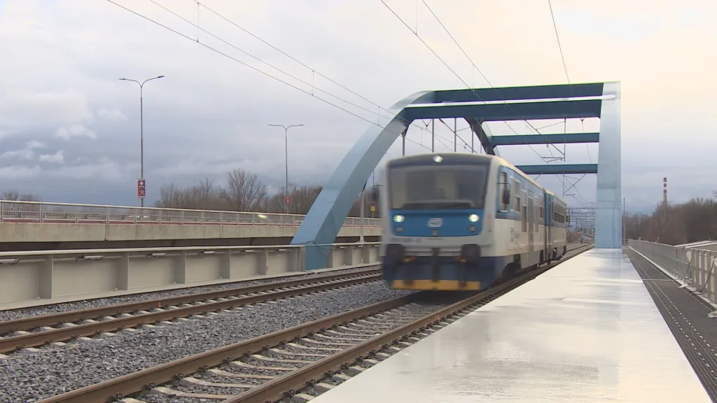 Osobní vlak na novém mostě přes Labe