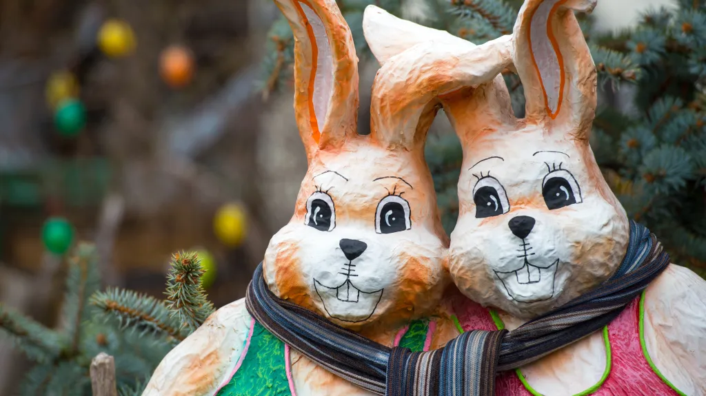 Německým dětem velikonoční zajíc schovává vajíčka po zahradě