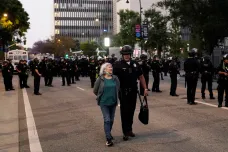 Protesty v Los Angeles pokračují, platí noční zákaz vycházení