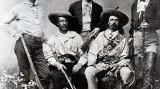 Na loveckých výpravách; sedící vlevo Texaský Jack, vpravo Buffalo Bill