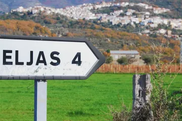 Český lingvista zachraňuje jazyk a fala. Pro místní vytvořil první týpí a první slovník