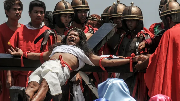 Krvavý velikonoční rituál ukřižování na Filipínách