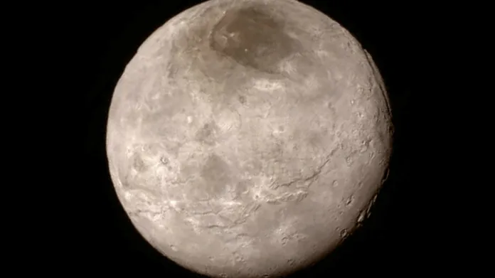Sonda vyfotila i Plutův měsíc Charon