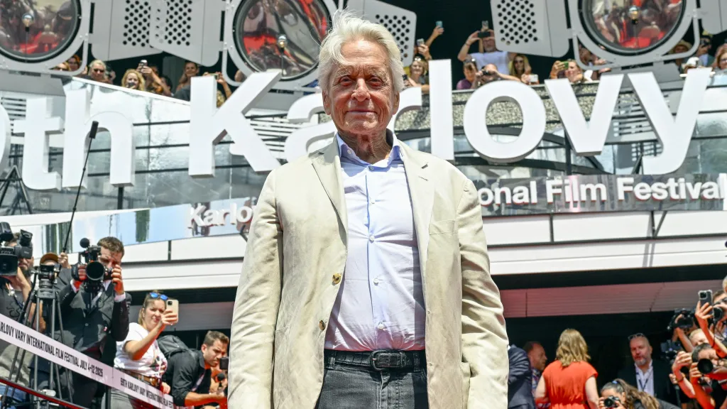 Michael Douglas na červeném koberci před projekcí Přeletu nad kukaččím hnízdem