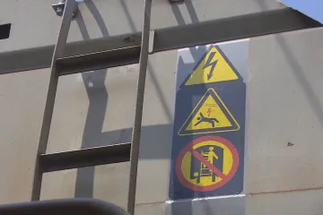 Šplhat na odstavené vagony je hazard. Správa železnic spustila osvětovou kampaň