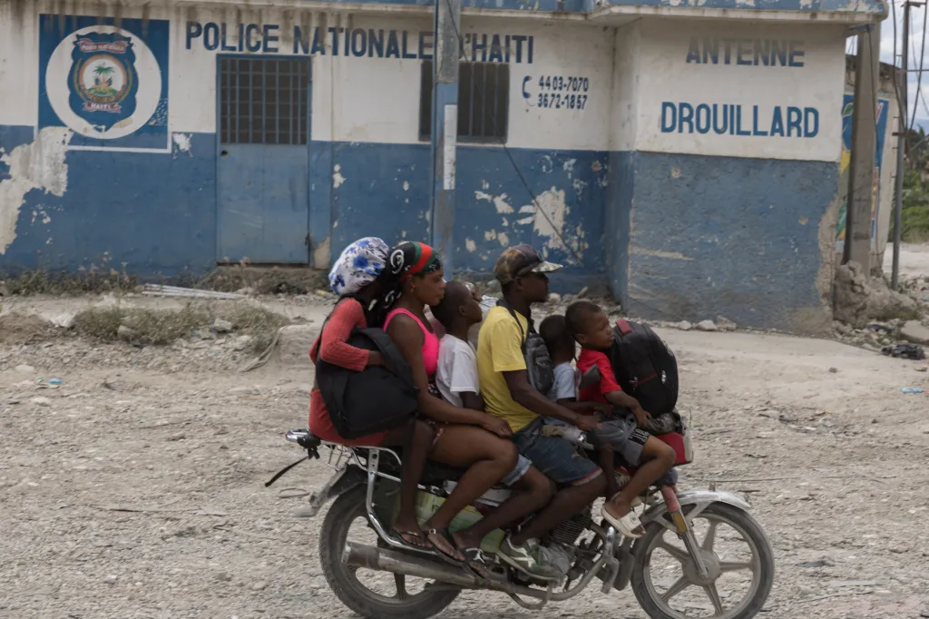Lékaři bez hranic v pondělí oznámili, že po intenzivních střetech v sousedství evakuovali nemocnici v Cité Soleil u Port-au-Prince. Během dvanácti hodin tu ošetřili více než čtyřicet obětí střelných zranění a zároveň poskytli dočasné útočiště stovkám lidí prchajícím před násilím. Jedním ze zraněných byl člen ostrahy, kterého zasáhla zbloudilá kulka v areálu nemocnice