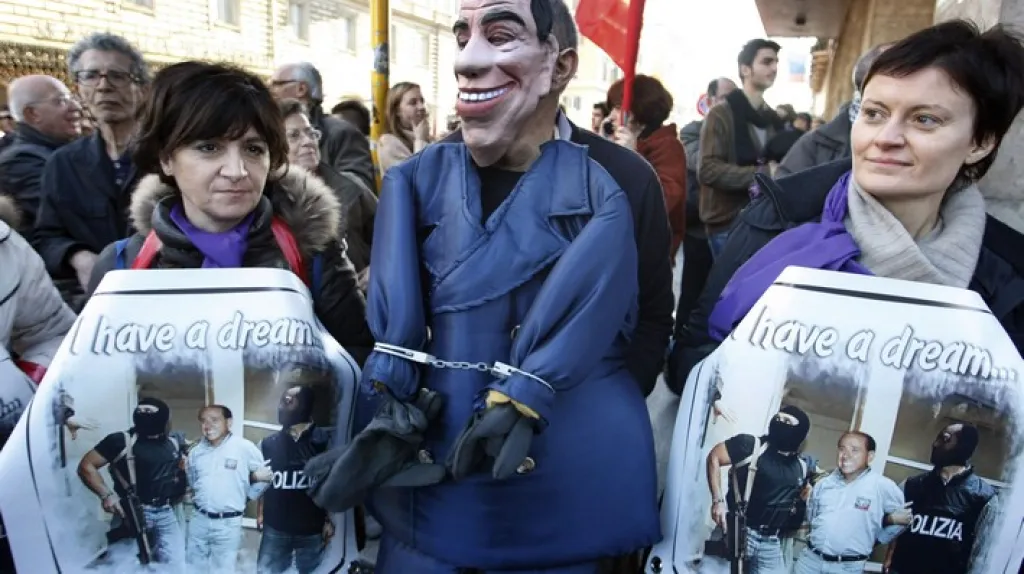 Demonstranti požadovali demisi premiéra Berlusconiho