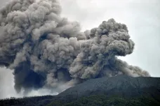 Erupce indonéské sopky si vyžádala mrtvé, další lidé se ještě pohřešují
